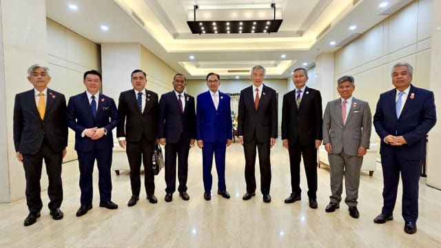 出席中国海南博鳌亚洲论坛 李总理与安华会面