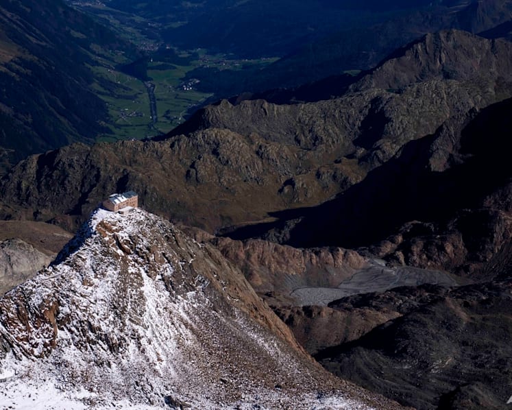 5 German mountaineers die in northern Italy after being hit by avalanche