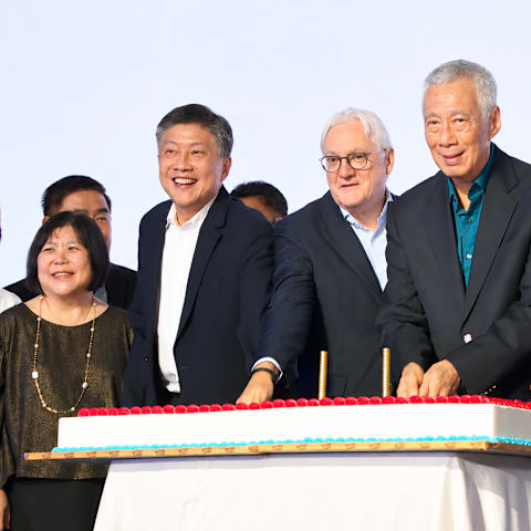 李显龙：区域竞争对手迎头赶上 我国港口业不能掉以轻心