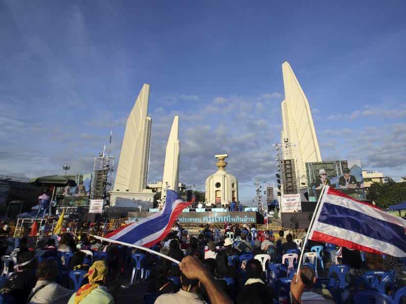 Thai protesters storm army headquarters