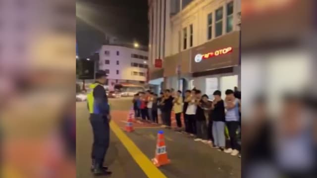 马国年轻飙车族被罚“捏耳深蹲” 当地组织狠批警方施酷刑