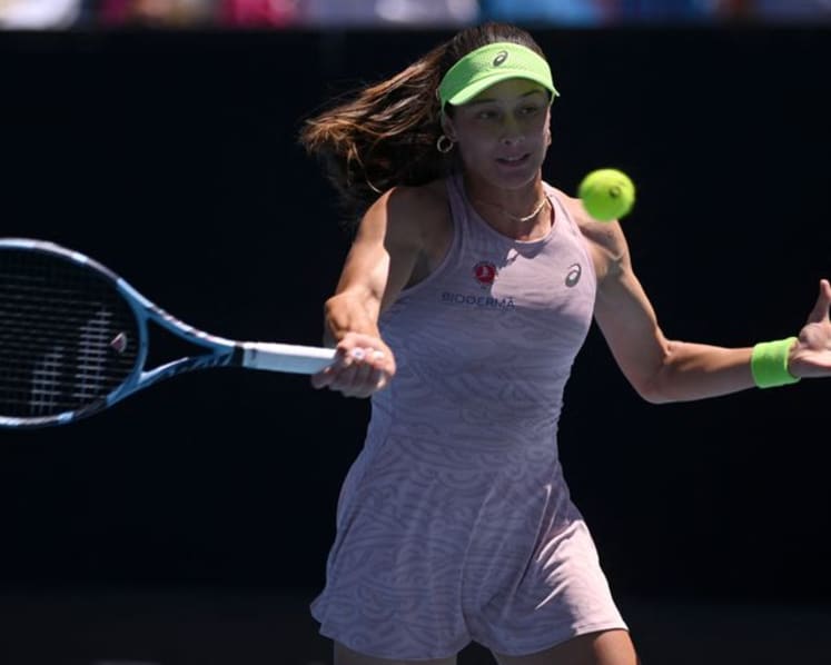 Sonmez trips over advertisement sign, tumbles out of French Open