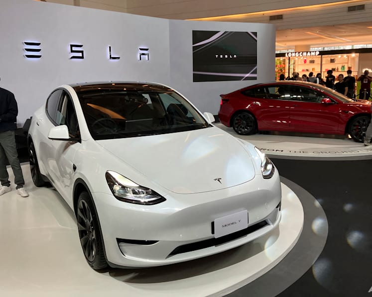 Car makers racing to keep up with electric vehicle demand in the US