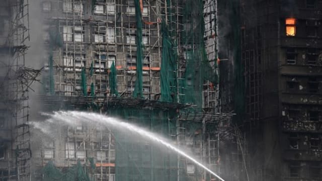 大埔民宅灭火仍在进行中 为香港近30年来最严重火灾