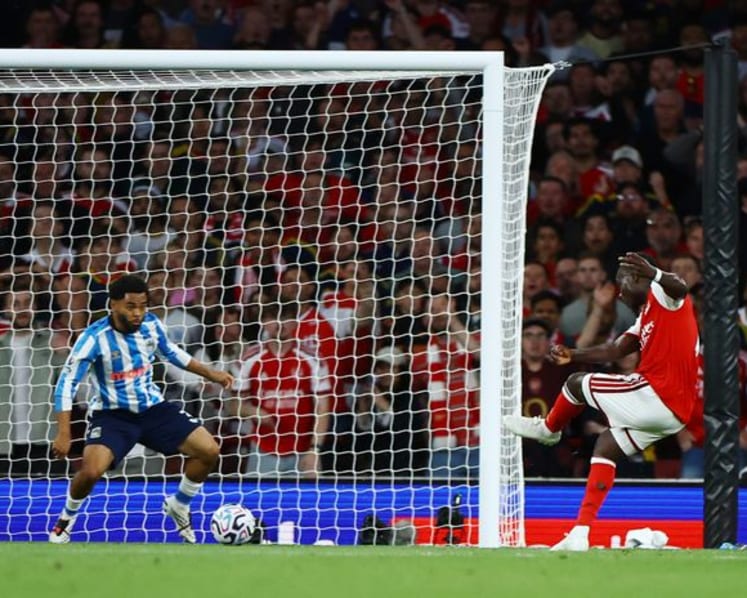 Arsenal sweep aside Coventry to start title defence with a bang