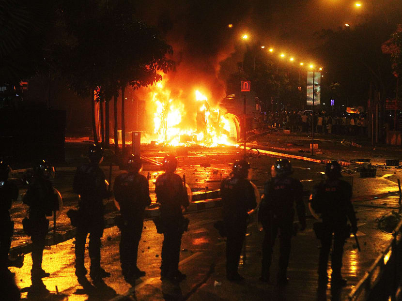 Riot in Little India on 8 Dec 2013. Photo by OOI BOON KEONG