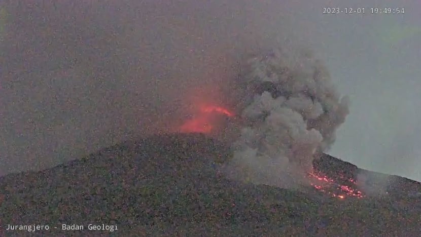 Gunung Merapi di Indonesia sembur abu setinggi 2,000 meter