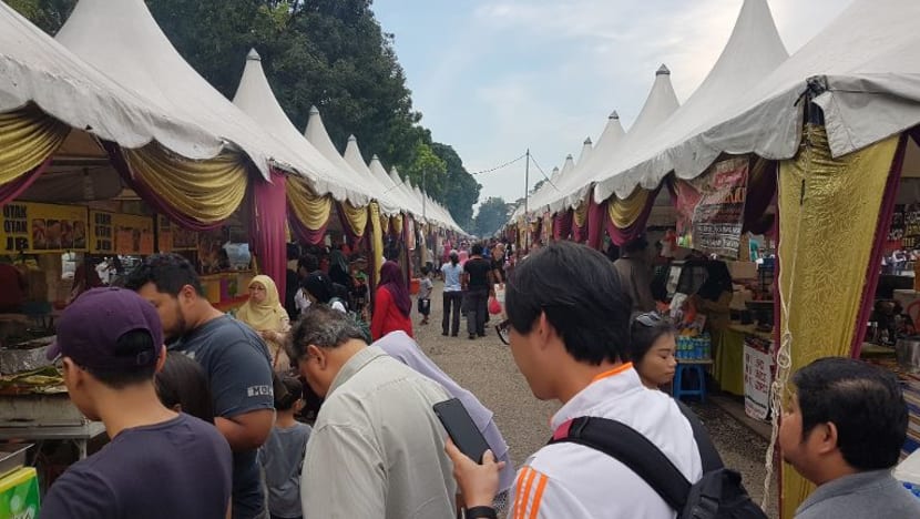 Barisan selebriti bantu golongan susah, 'lelong' barang di bazar Ramadan Barisan selebriti bantu golongan susah, 'lelong' barang di bazar Ramadan