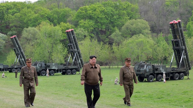 朝媒：金正恩视察240毫米多管火箭发射系统试射
