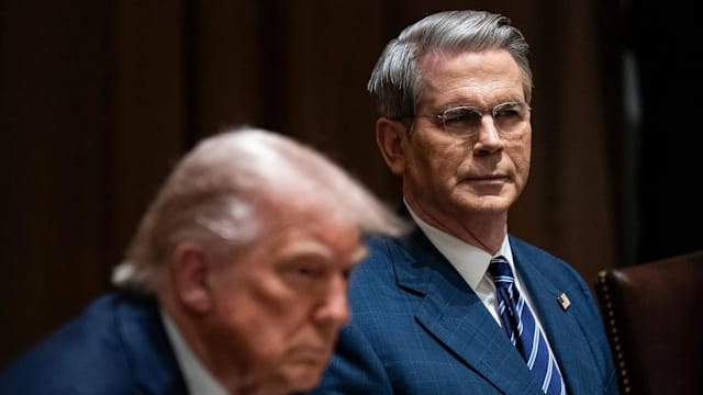 不降息就开除贝森特 特朗普玩笑暗讽鲍威尔