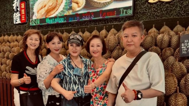 杨丽花、陈亚兰师徒低调来新，开心吃榴梿！