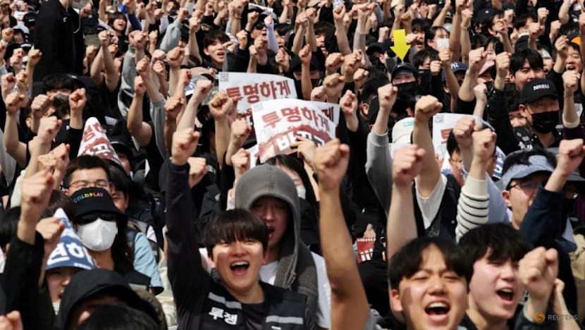 Samsung's South Korean union sticks to strike plan after talks offer;  shares slide - CNA