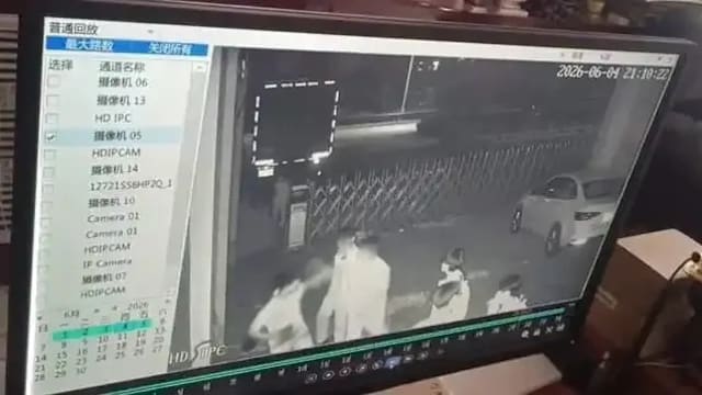 疑因女同学送漫画起争执 中国15岁男生被围殴至腰椎骨折