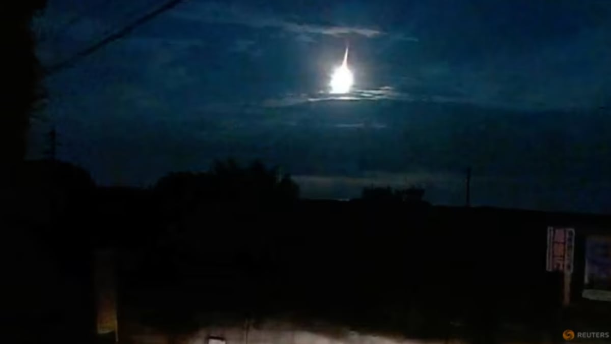 'Bebola api' terangi langit malam selatan Jepun - BERITA Mediacorp