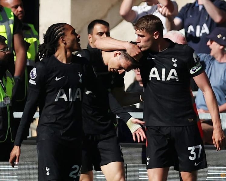 Arsenal reclaim top spot as Tottenham and West Ham both win