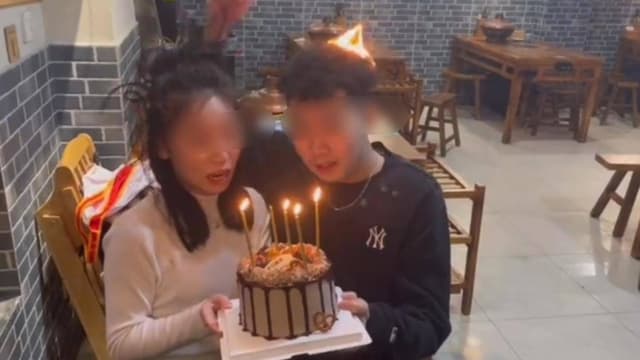 庆生被蜡烛点燃头发 中国男子：喝多了没发现头发着火