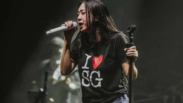 穿“我爱新加坡”T恤开唱　李泳知惊喜献唱林俊杰歌曲
