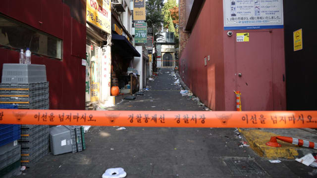 在事故中痛失两友 梨泰院幸存者自杀身亡 