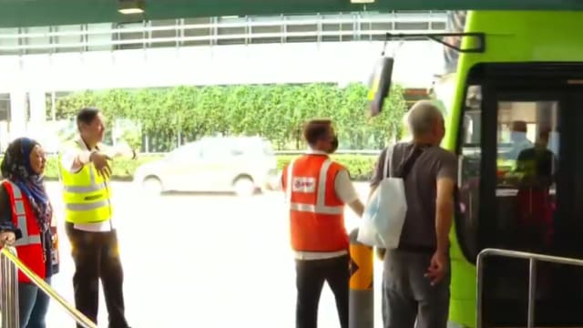 列车中断金文泰巴士站人潮增多 邻里商店生意减半
