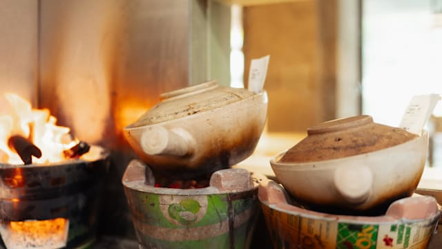 炭火香不变、口味更大胆！芽笼砂煲饭推出牛肉骨髓新吃法