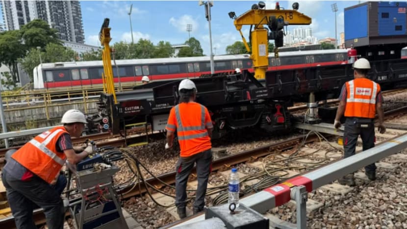 Kelengahan di Laluan Utara-Selatan, Timur-Barat setelah kenderaan kejuruteraan SMRT tergelincir Kelengahan di Laluan Utara-Selatan, Timur-Barat setelah kenderaan kejuruteraan SMRT tergelincir