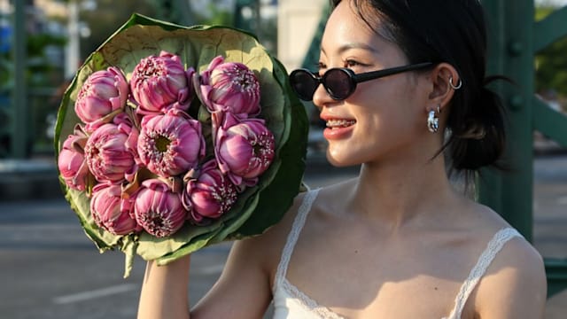 手抱莲花拍照 成泰国Z世代年轻人打卡新趋势