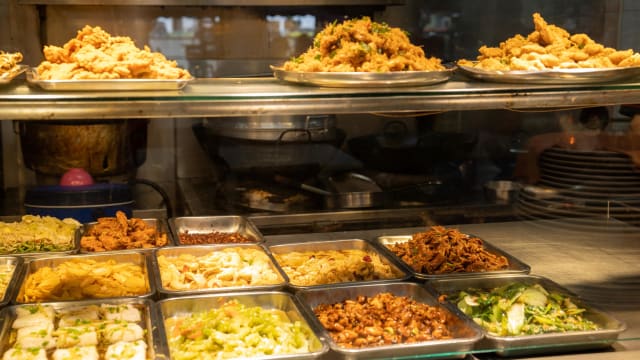 2.20元杂菜饭有鸡腿 菜和豆腐？记者到档口实测！