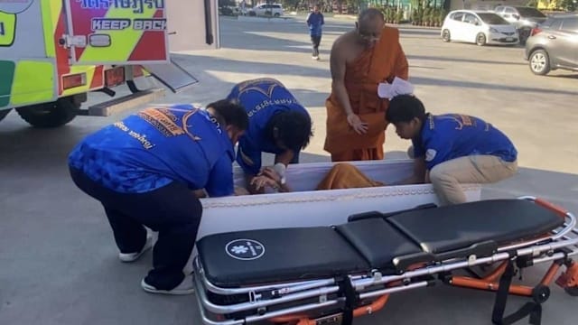 血糖过低被误为死亡  泰老妇火化前突“复活”敲棺木