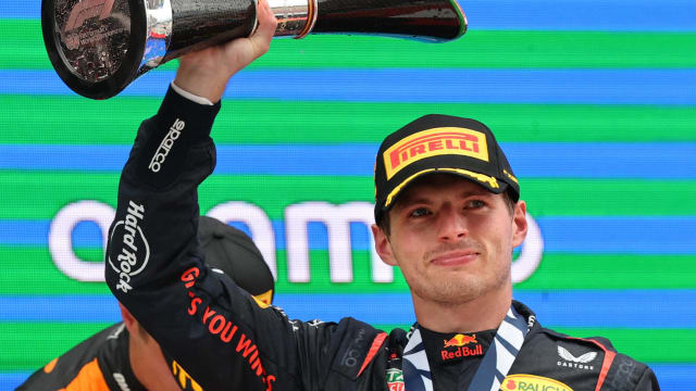 F1西班牙大奖赛：红牛车队荷兰籍车手维斯塔潘夺冠