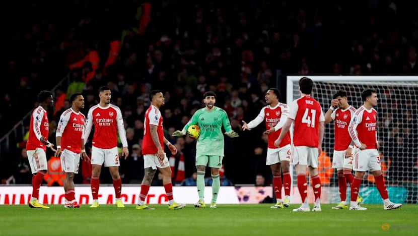 Arsenal suffer title jolt against inspired United, Villa close gap