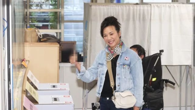 吴欣盈投票后比“一手势” 中选会：调查是否违法