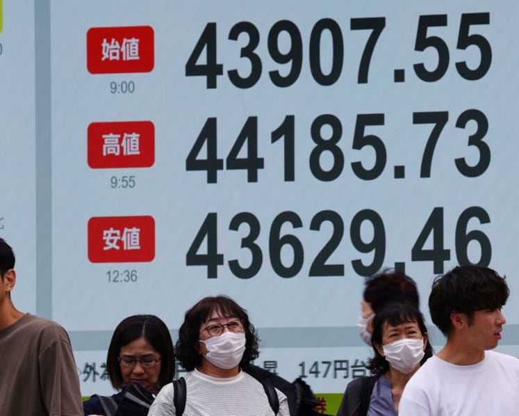 Nikkei ends lower on yen strength, profit-taking after crossing 44,000