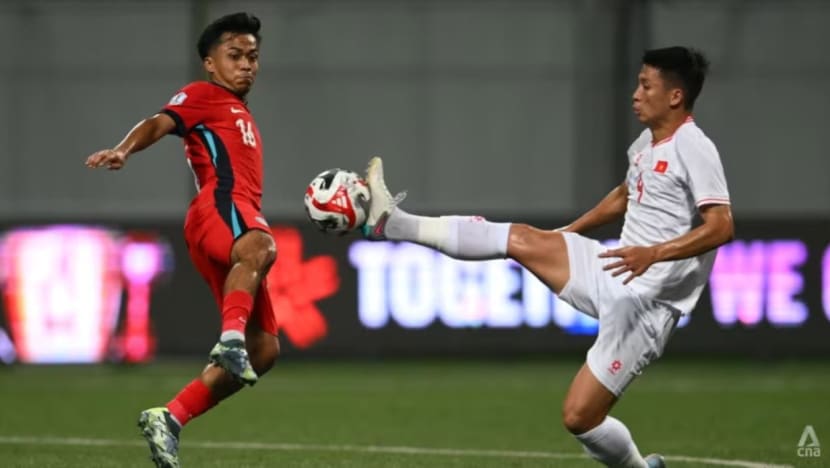 SG kalah 0-2 kepada Vietnam dalam perlawanan pertama separuh akhir Piala ASEAN Mitsubishi Electric SG kalah 0-2 kepada Vietnam dalam perlawanan pertama separuh akhir Piala ASEAN Mitsubishi Electric