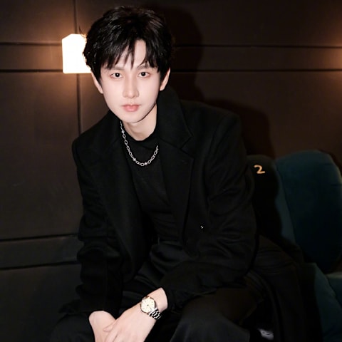 成毅遭极端骚扰！私车被追逼、喷红漆辱骂