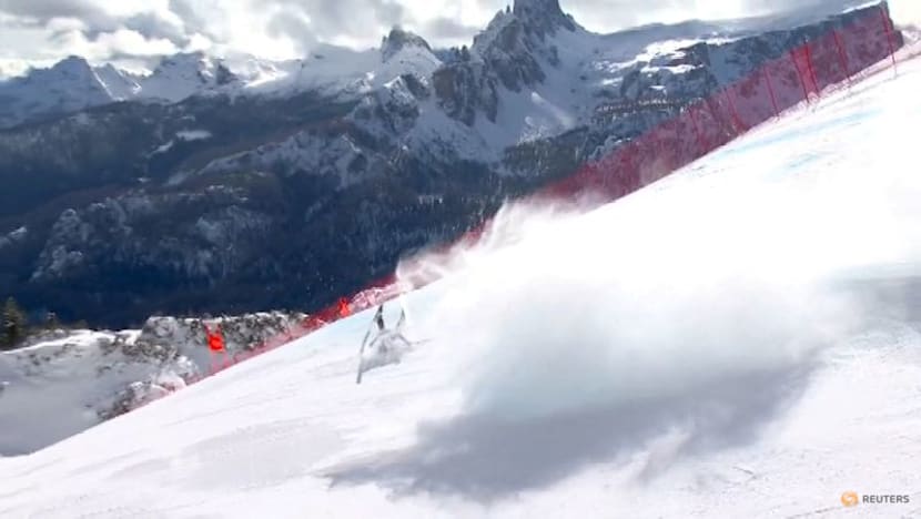 Alpine skiing-Vonn's crash and scream change face of the day in Cortina