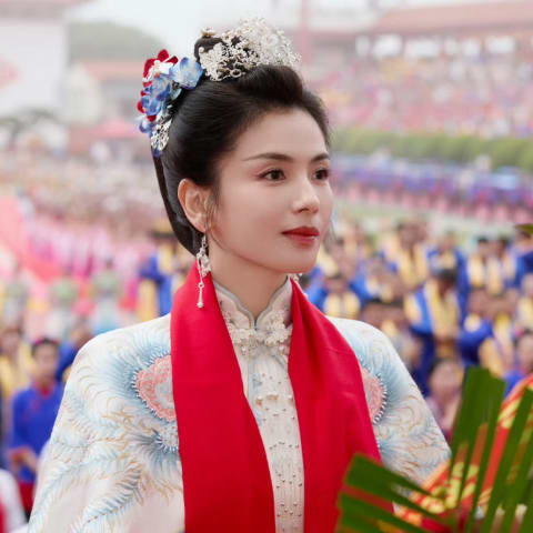 人间妈祖刘涛罕见亮相湄洲岛,信徒虔诚膜拜3圣笅盛况