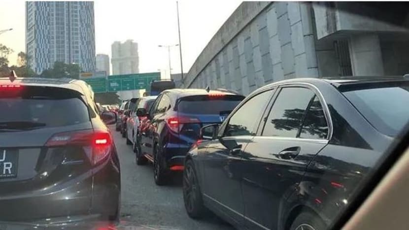Aduan kesesakan selepas S'pura larang kenderaan asing dengan denda tertunggak Aduan kesesakan selepas S'pura larang kenderaan asing dengan denda tertunggak