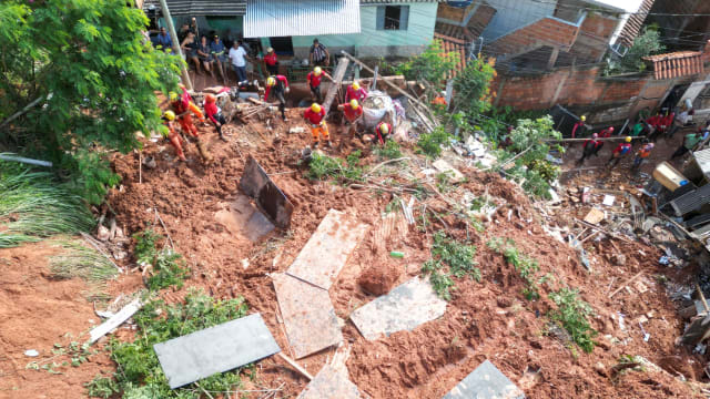 巴西连日暴雨引发土崩 至少七死四失踪