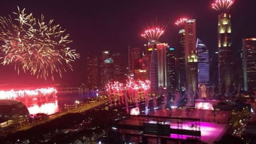 Pertunjukan bunga api setiap jam semasa Kiraan Detik Singapura Marina Bay 2018