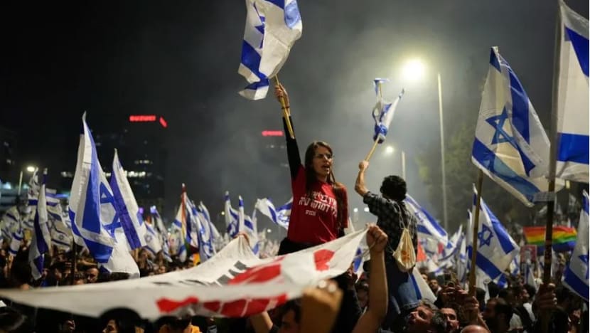 Ribuan orang tunjuk perasaan di Tel Aviv susuli peletakan jawatan ketua polis Ribuan orang tunjuk perasaan di Tel Aviv susuli peletakan jawatan ketua polis