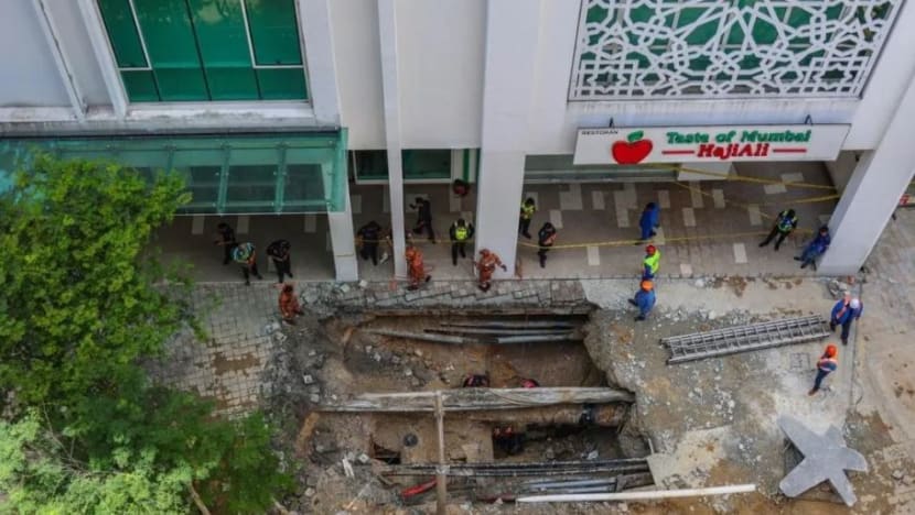 Hari ke-5 kejadian tanah jerlus Jalan Masjid India: Operasi cari mangsa guna kamera di 2 lurang kumbahan Hari ke-5 kejadian tanah jerlus Jalan Masjid India: Operasi cari mangsa guna kamera di 2 lurang kumbahan