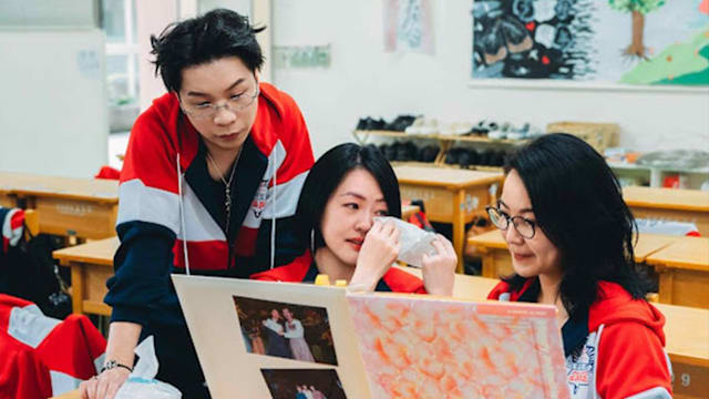 昔日合照“五剩三”！小S和阿雅重回母校，忆大S、大炳红了眼眶