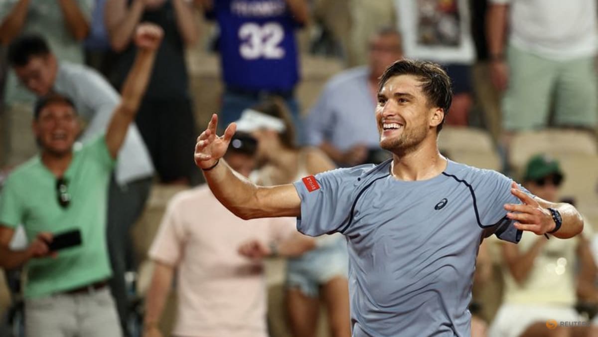 Collignon shocks Shelton to reach French Open third round