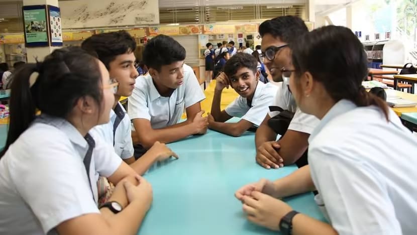 "நல்லது ஆனால் சிக்கல்கள் இருக்கலாம்" - கைத்தொலைபேசி தடை குறித்து மாணவர்கள் 