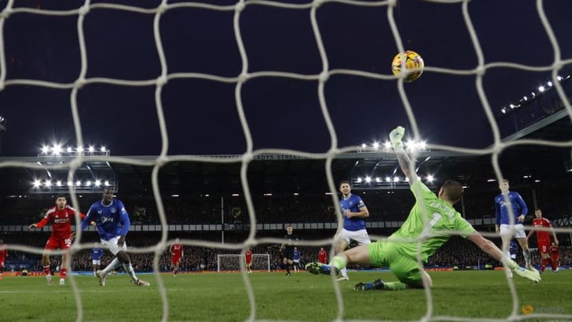 Forest up to second, Man City get morale-boosting win