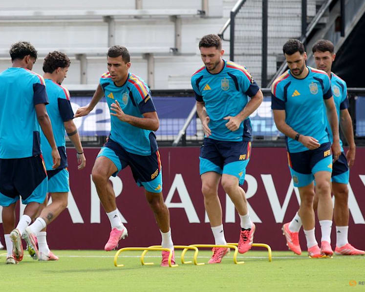 Spain living in a bubble but motivated by criticism, says De la Fuente