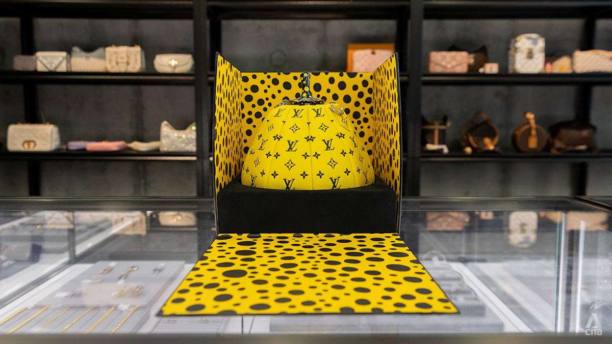 First auction of seized luxury bags from Sb money laundering case closes, bringing in more than S.1m