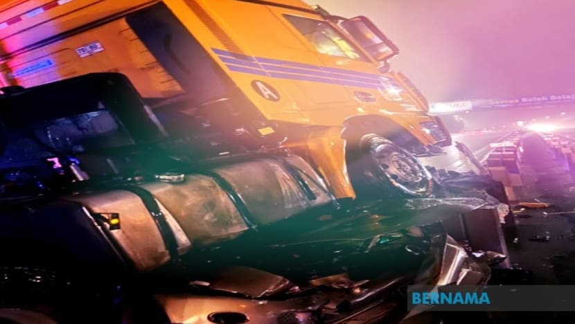  Bayi kecil antara 10 maut dalam kemalangan 3 kereta, treler di lebuhraya M'sia