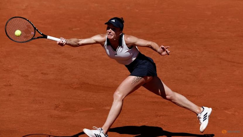 Swiatek, Djokovic make steady progress as Rybakina slips up
