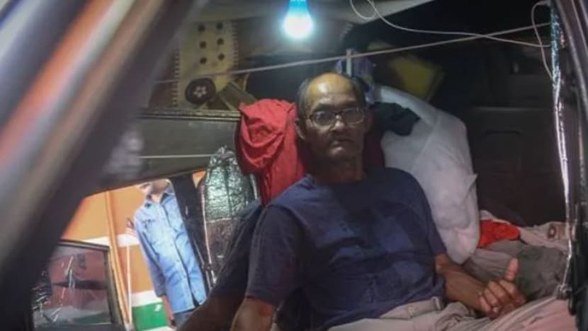20 tahun tinggal dalam kereta, pesara tentera M'sia terharu dapat rumah baru